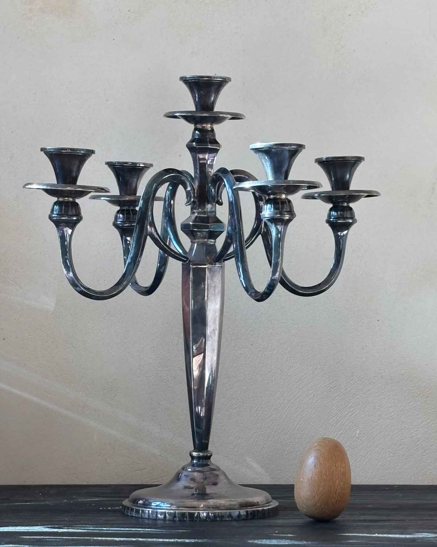 CANDELABRO MODERNISTA EN ALPACA.
