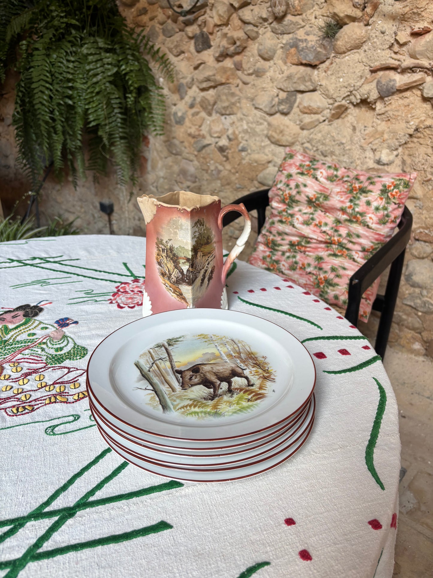 MANTEL LINO GRUESO ANTIGUO BORDADO A MANO.