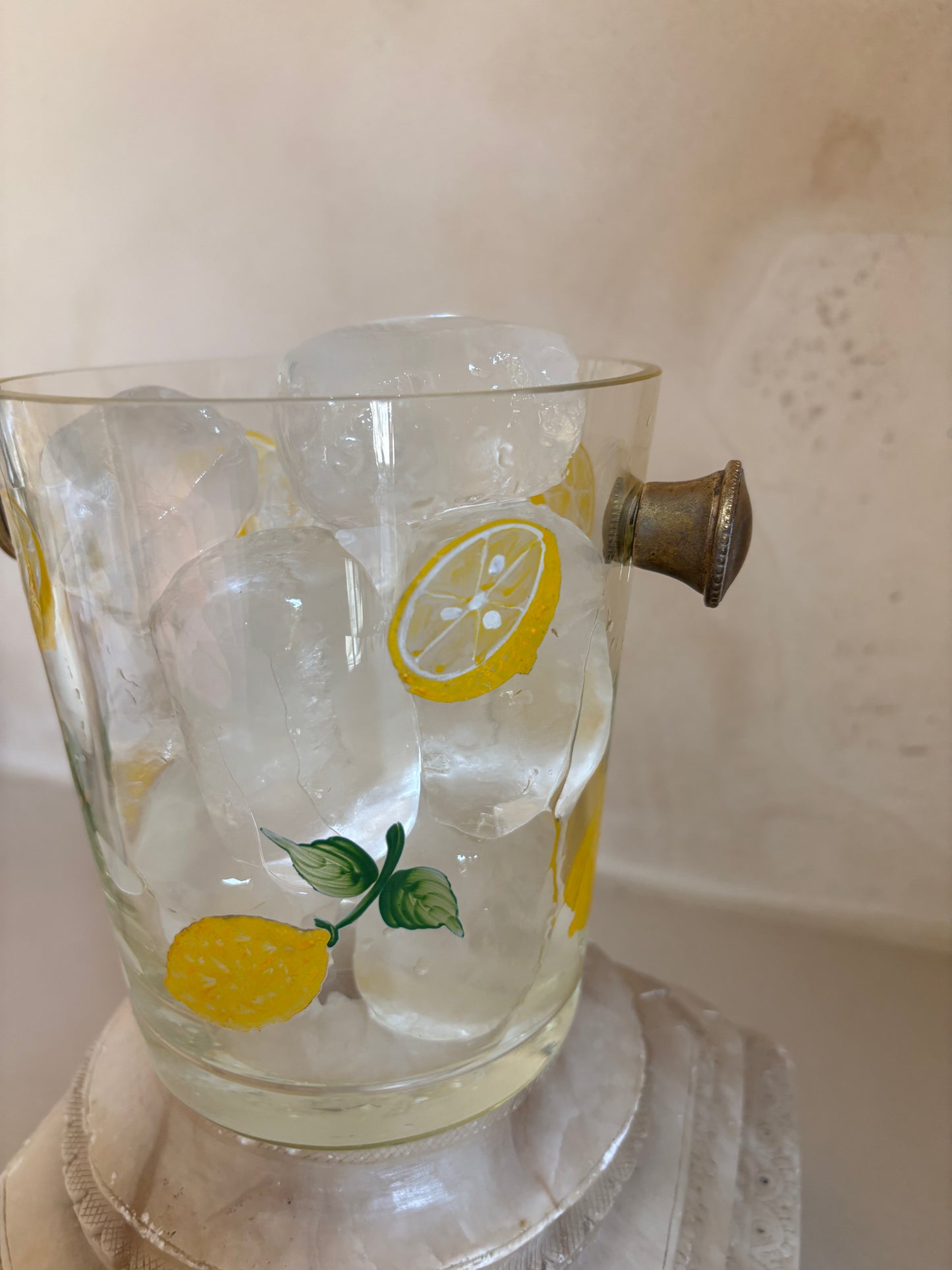 CUBITERA VINTAGE CRISTAL Y ASAS DE LATÓN.