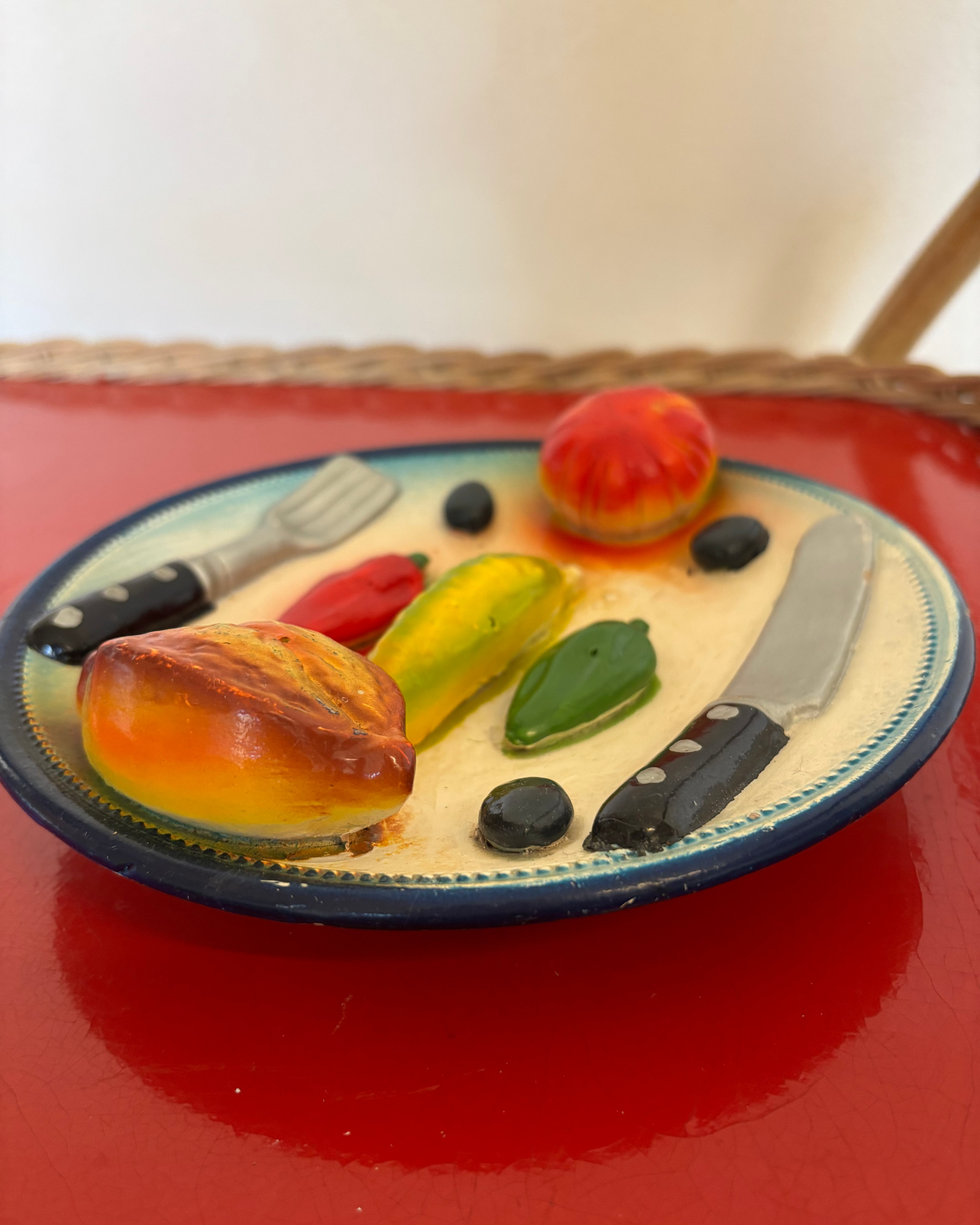 PLATO ANTIGUO FIGURATIVO RELIEVE.