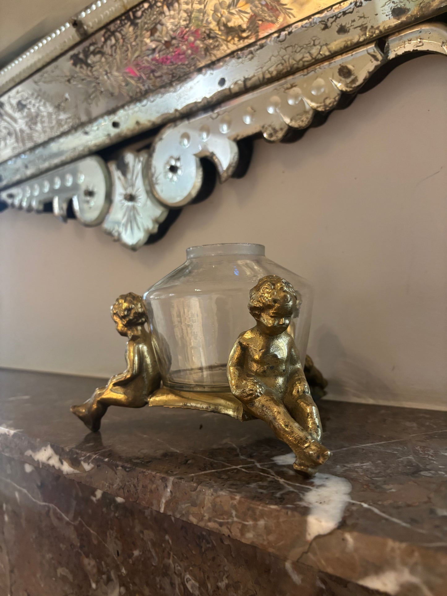 JARRON ANTIGUO CON BASE DE BRONCE.