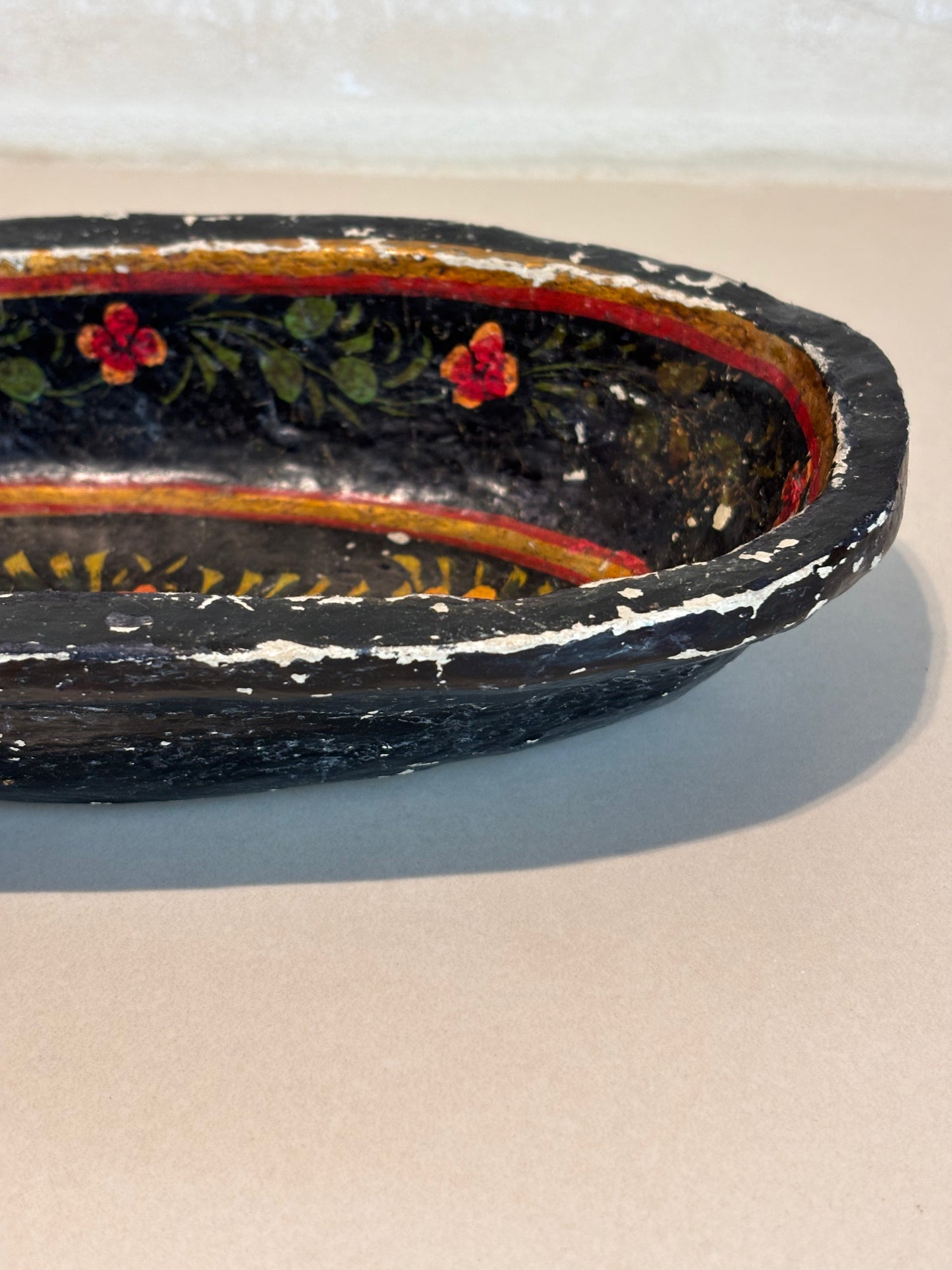 CUENCO ANTIGUO EN PAPEL MACHÉ.