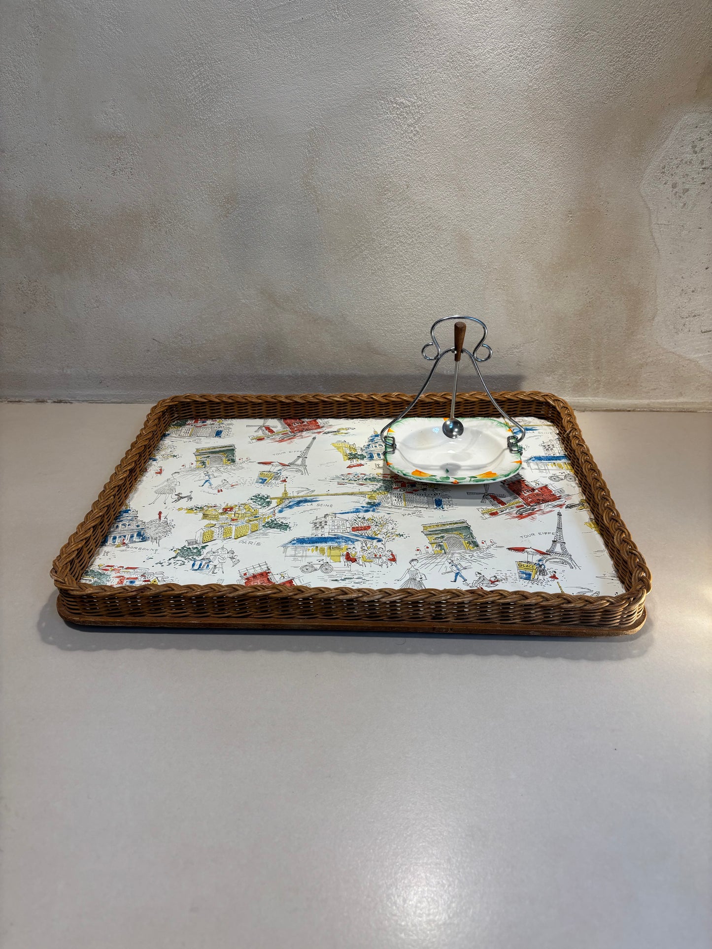 BANDEJA RAFIA ESTAMPADO PARISINO.