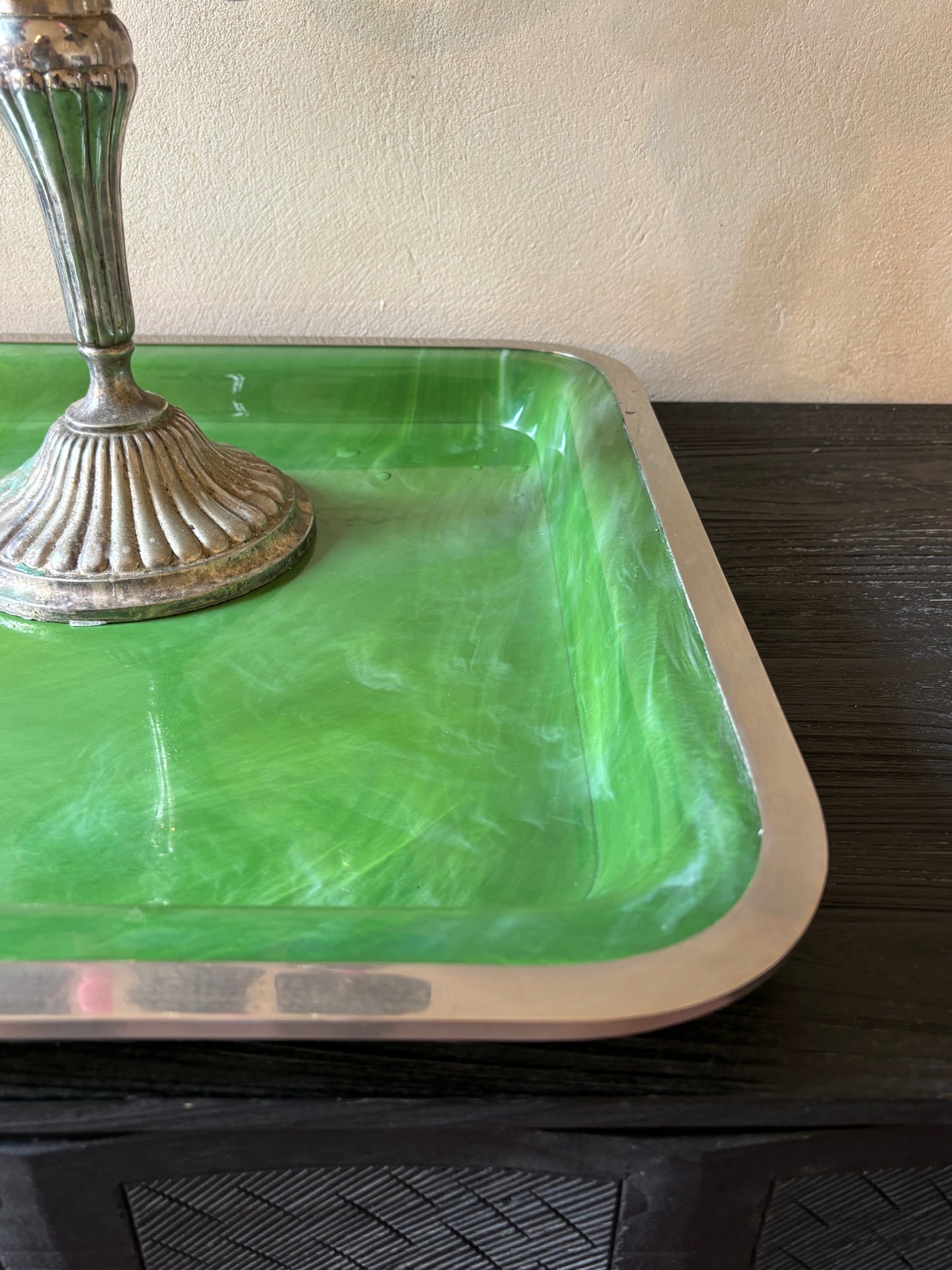 BANDEJA MID-CENTURY EN LUCITA.