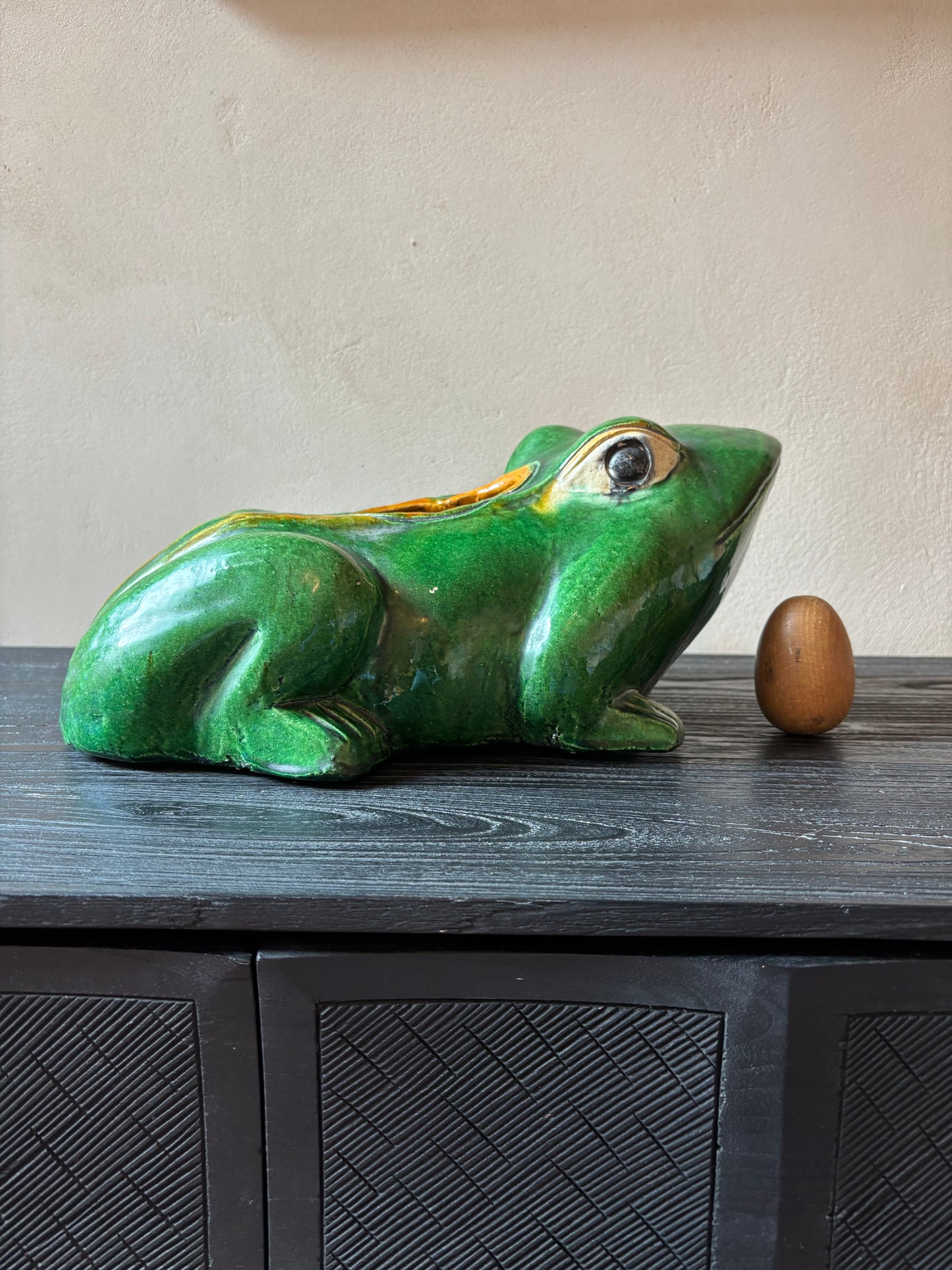 MACETERO EN LOZA ESMALTADA.