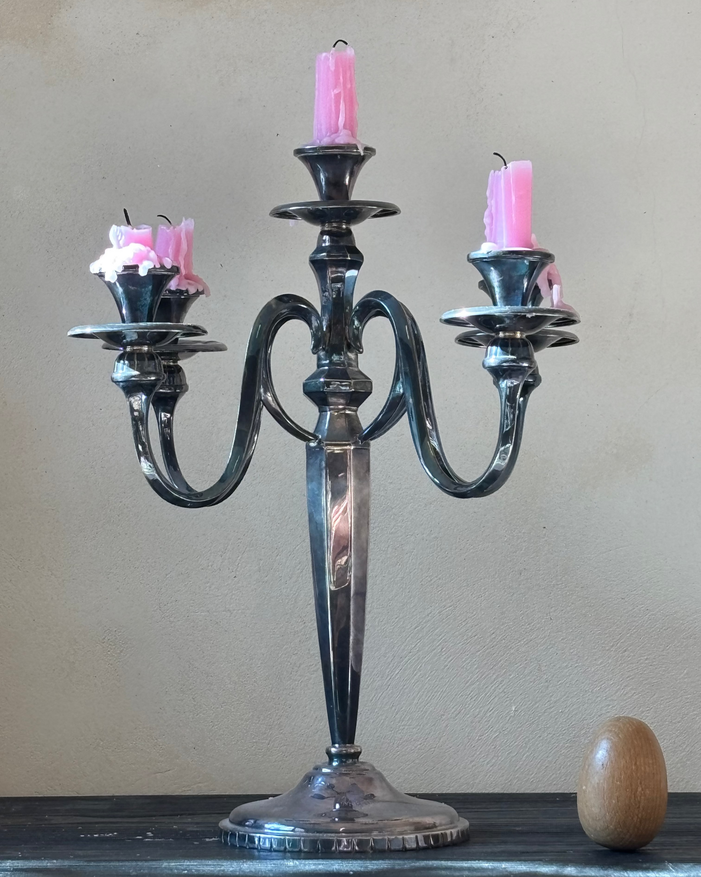 CANDELABRO MODERNISTA EN ALPACA.