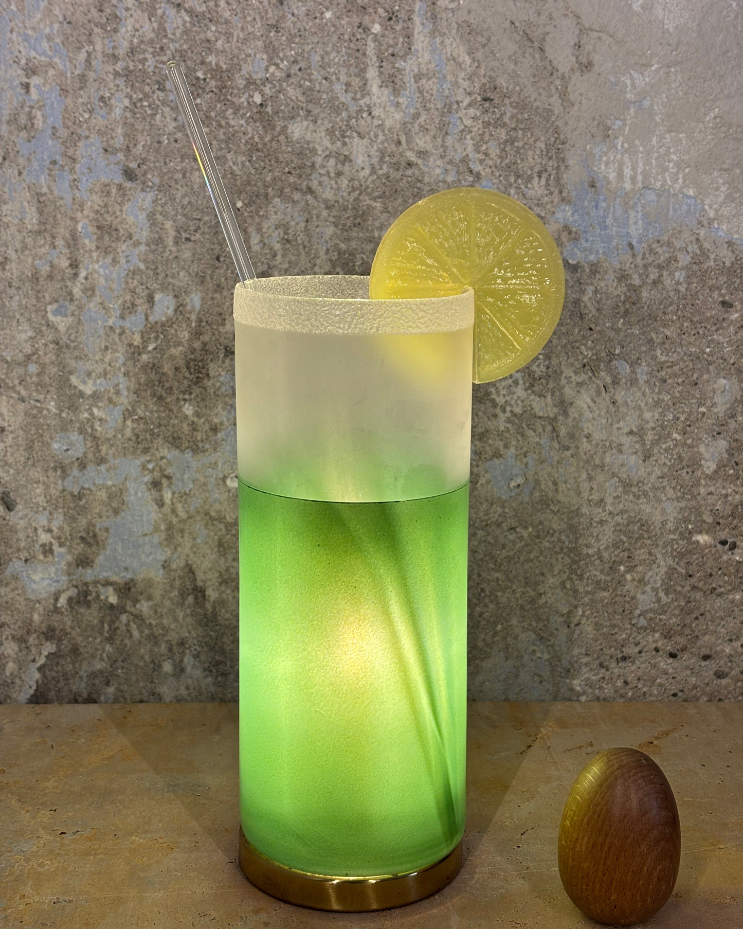 LAMPARA EN FORMA DE VASO DE COCTELERA, DISEÑO ITALIANO AÑOS 50.