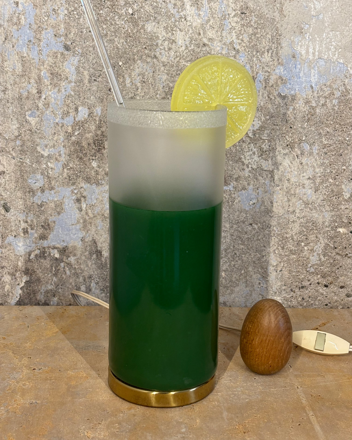 LAMPARA EN FORMA DE VASO DE COCTELERA, DISEÑO ITALIANO AÑOS 50.