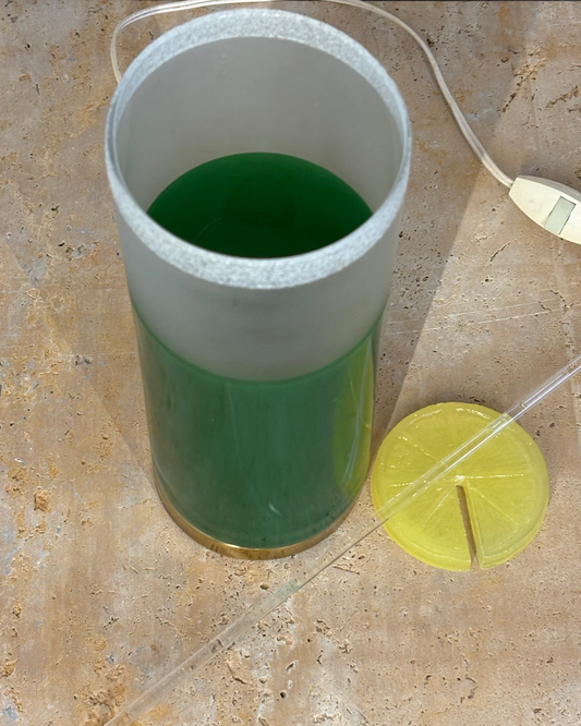LAMPARA EN FORMA DE VASO DE COCTELERA, DISEÑO ITALIANO AÑOS 50.