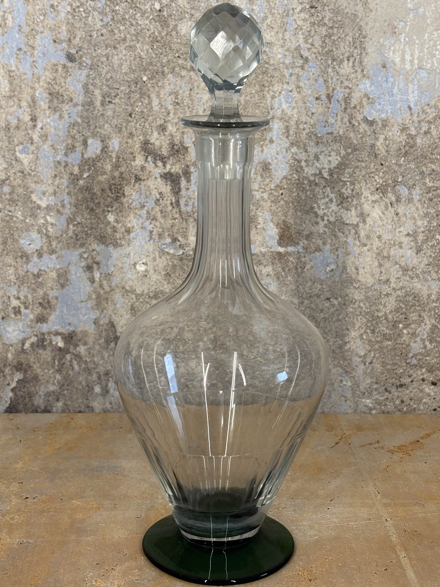 LICORERA EN CRISTAL TALLADO.