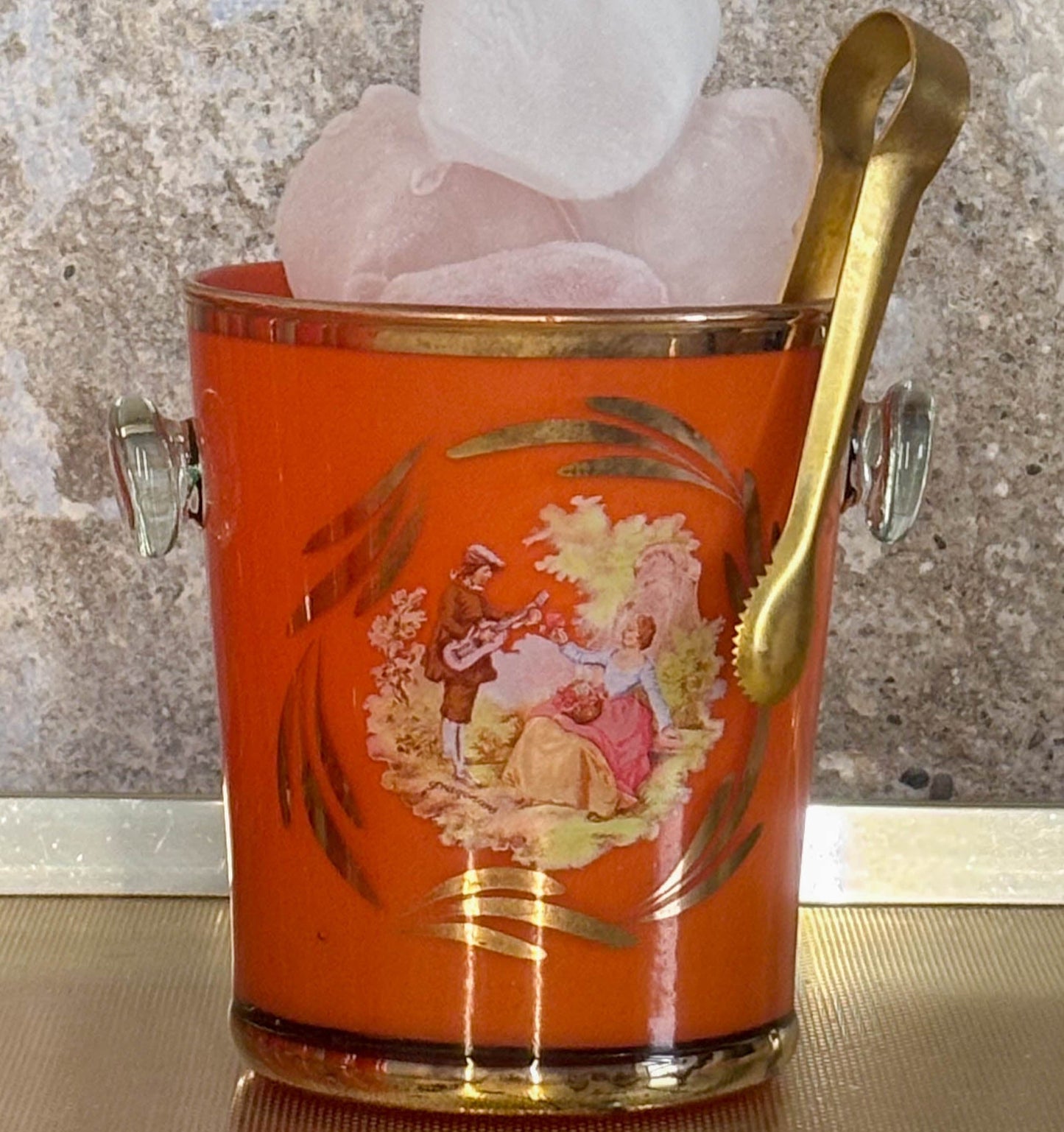 SET DE CUBITERA CON PINZAS DE LATÓN Y 6 VASOS DE CRISTAL. ESTILO ROCOCÓ.