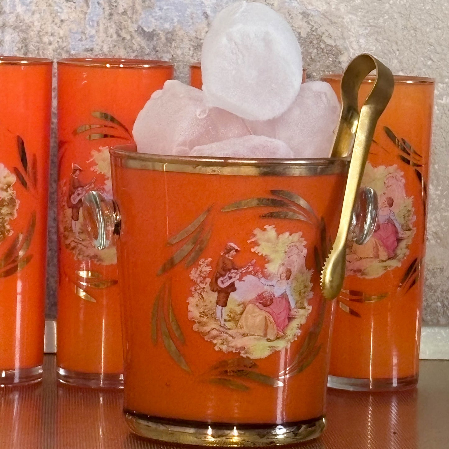 SET DE CUBITERA CON PINZAS DE LATÓN Y 6 VASOS DE CRISTAL. ESTILO ROCOCÓ.