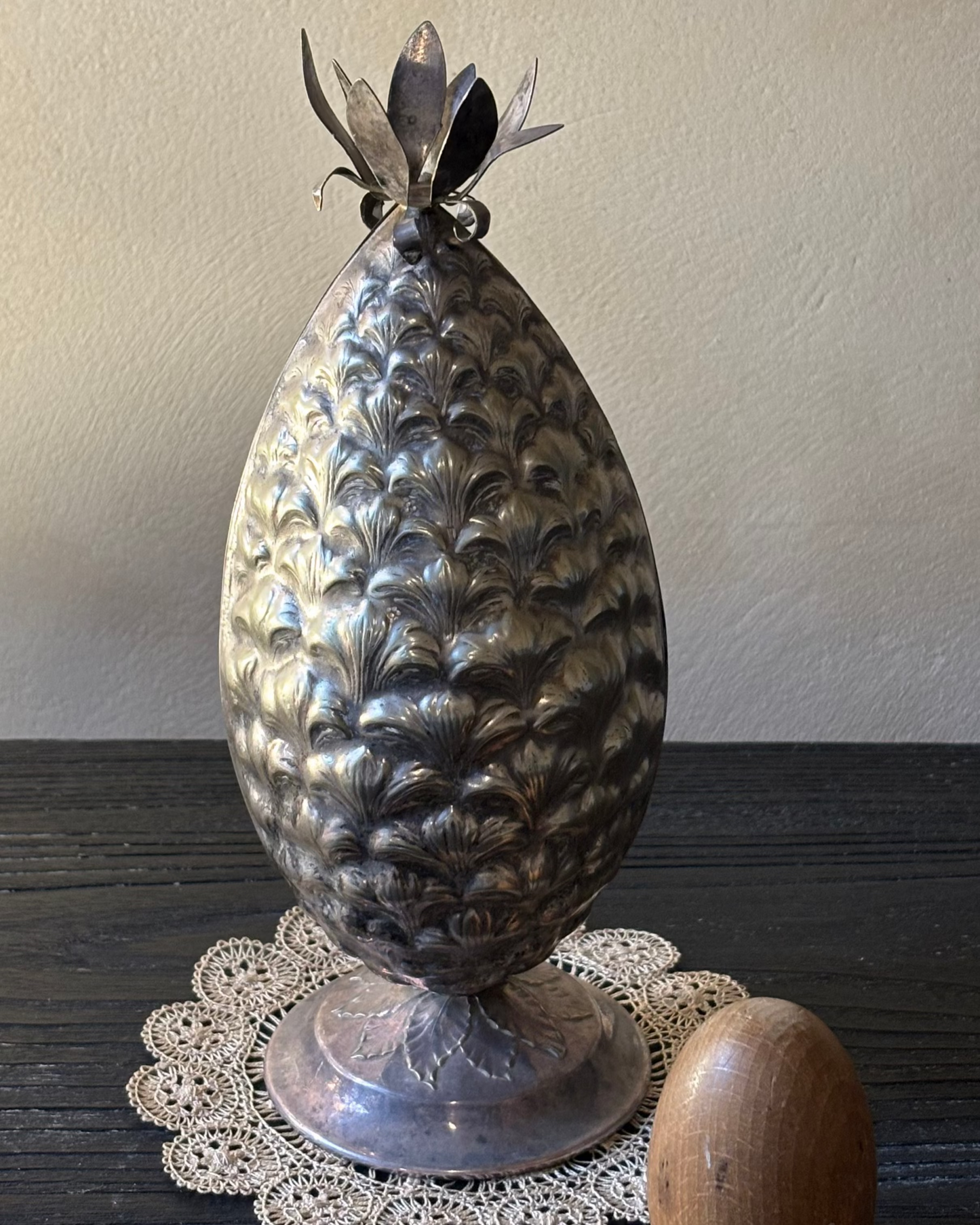 PITILLERA ANTIGUA CON FORMA DE PIÑA. ESTILO MID CENTURY.