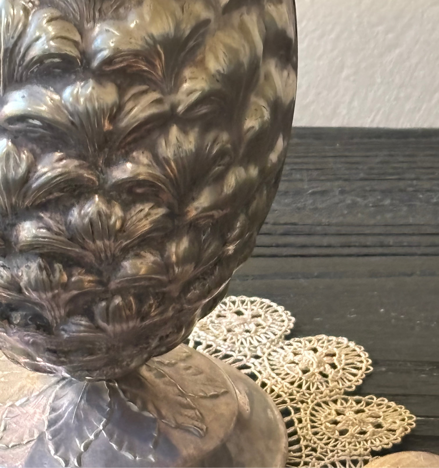 PITILLERA ANTIGUA CON FORMA DE PIÑA. ESTILO MID CENTURY.