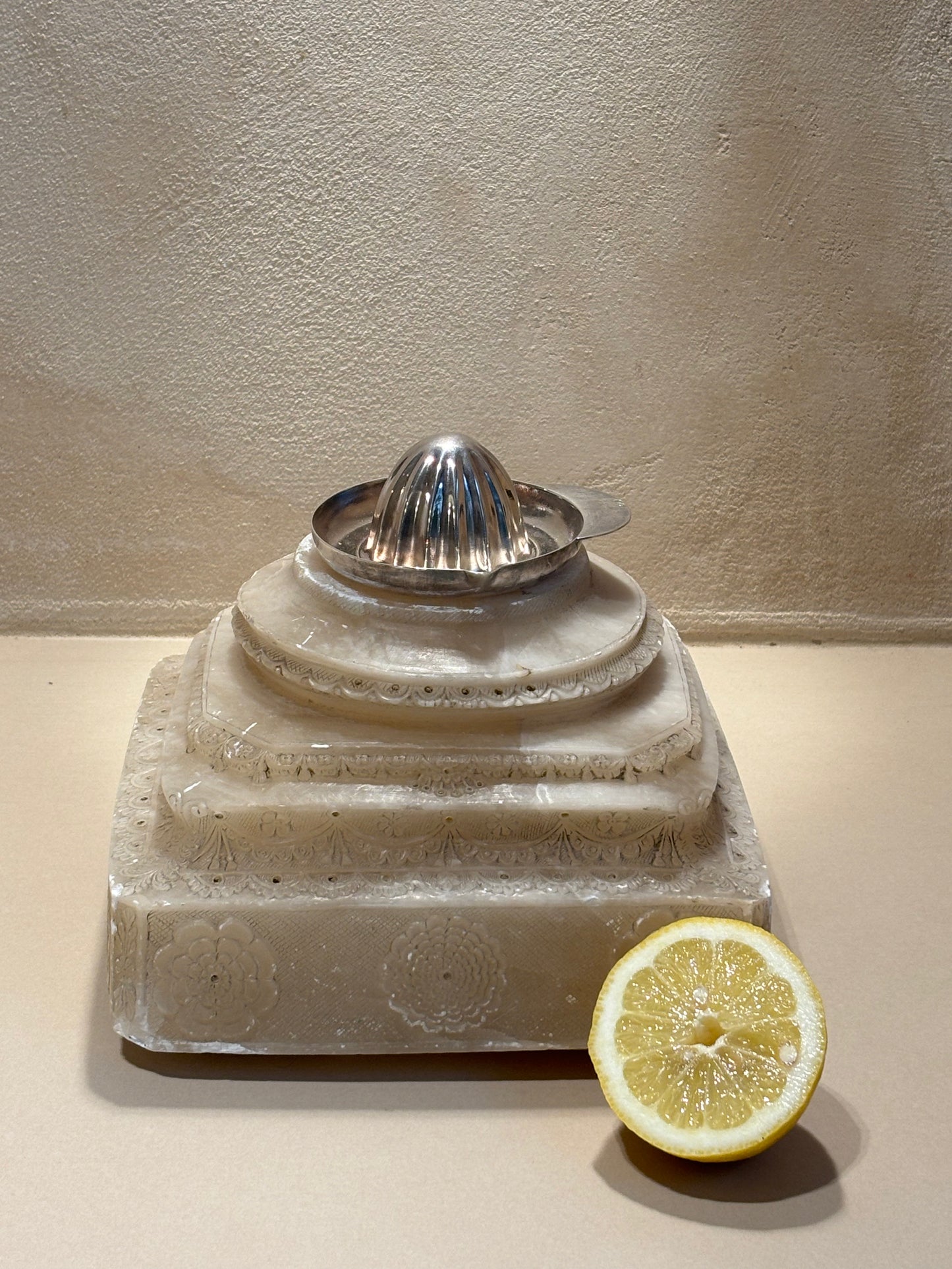 EXPRIMIDOR ANTIGUO DE CÍTRICOS DE MESA.