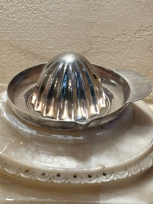 EXPRIMIDOR ANTIGUO DE CÍTRICOS DE MESA.