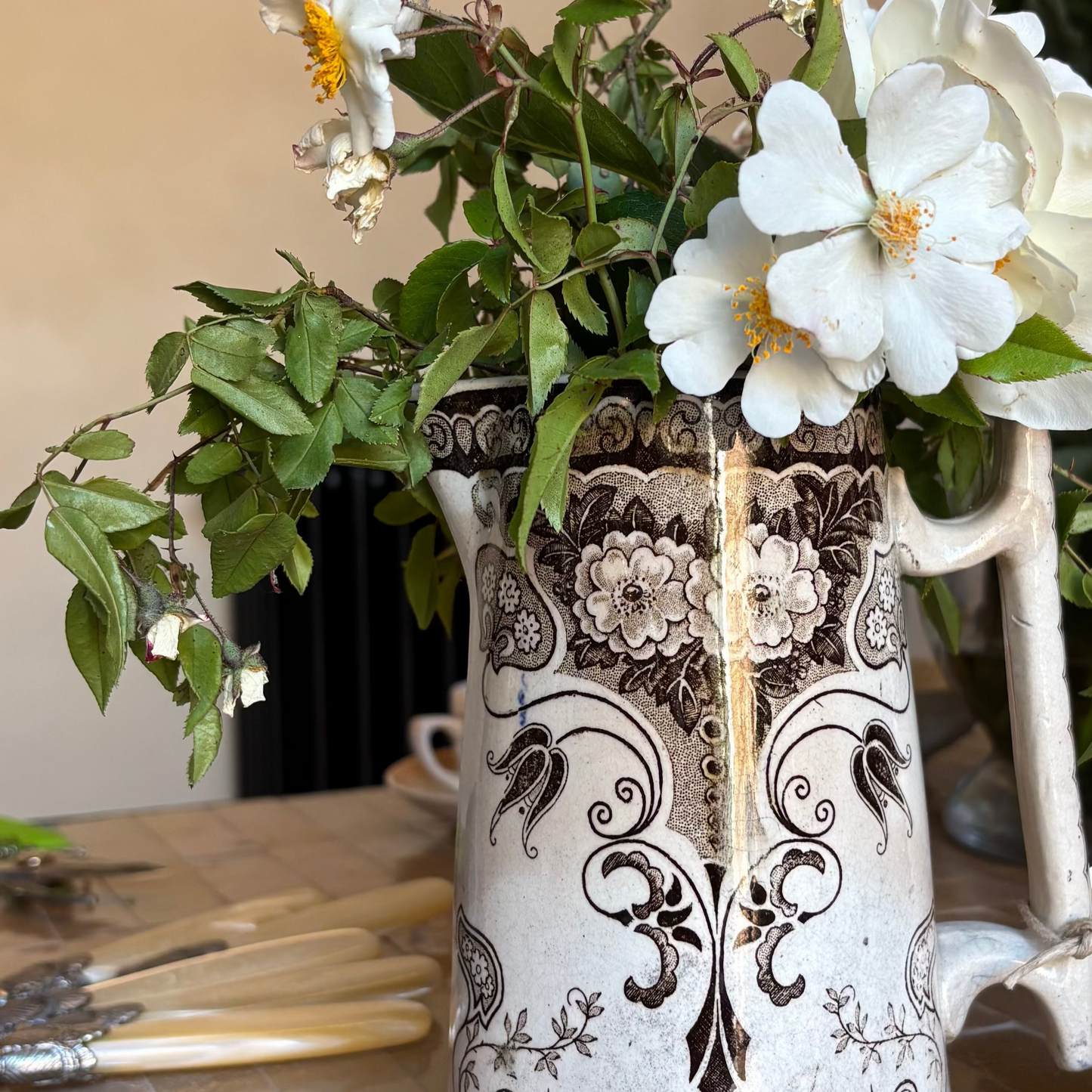 JARRA ANTIGUA PINTADA A MANO.