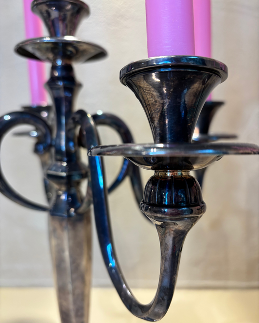 CANDELABRO MODERNISTA EN ALPACA.