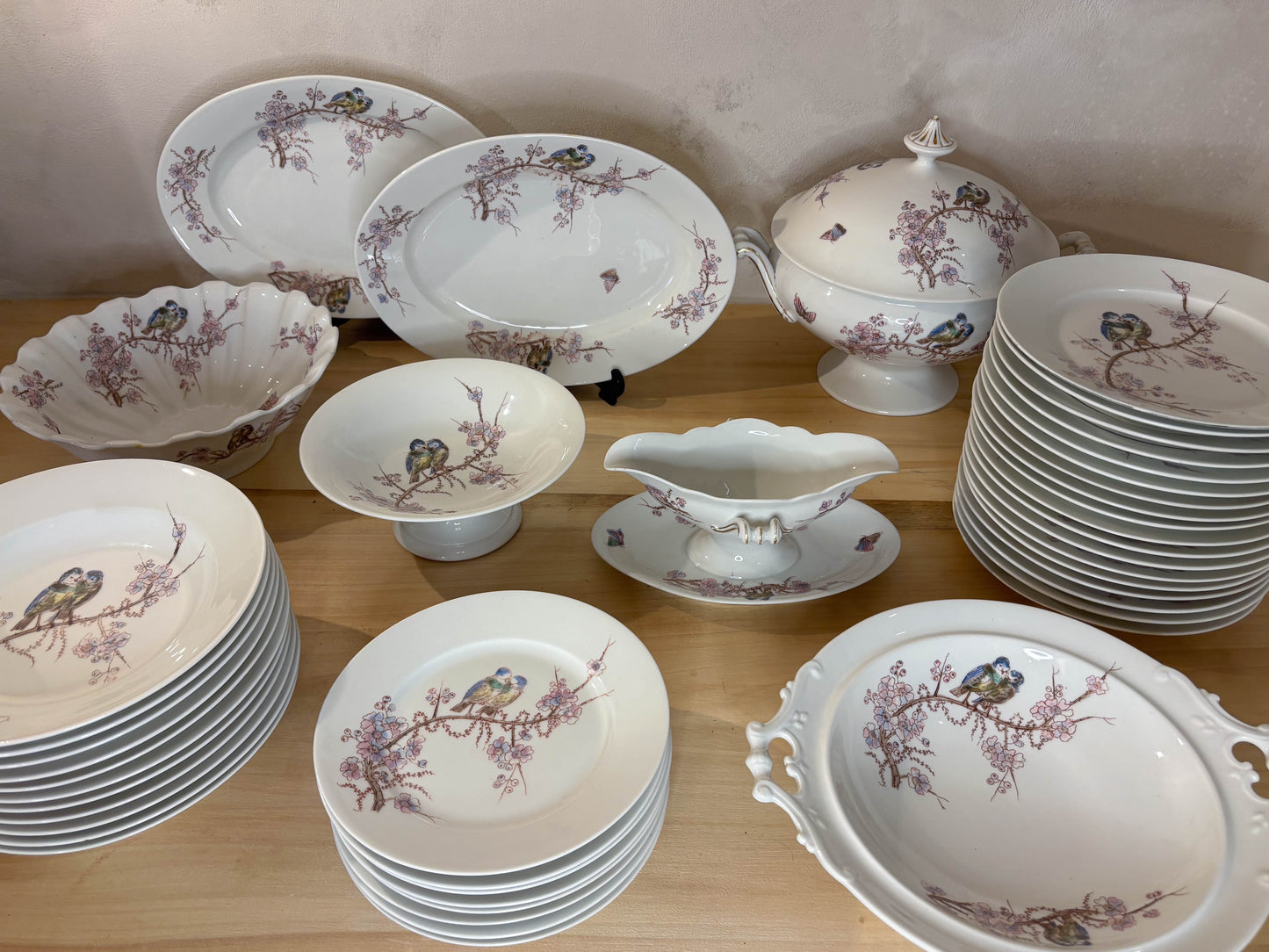 VAJILLA EN PORCELANA ESMALTADA.