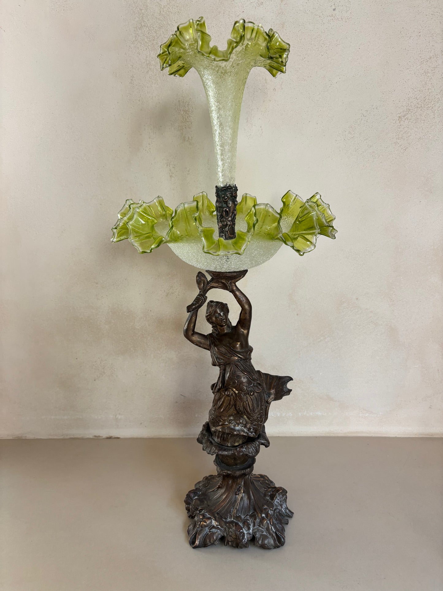 VIOLETERO JARRÓN MODERNISTA.