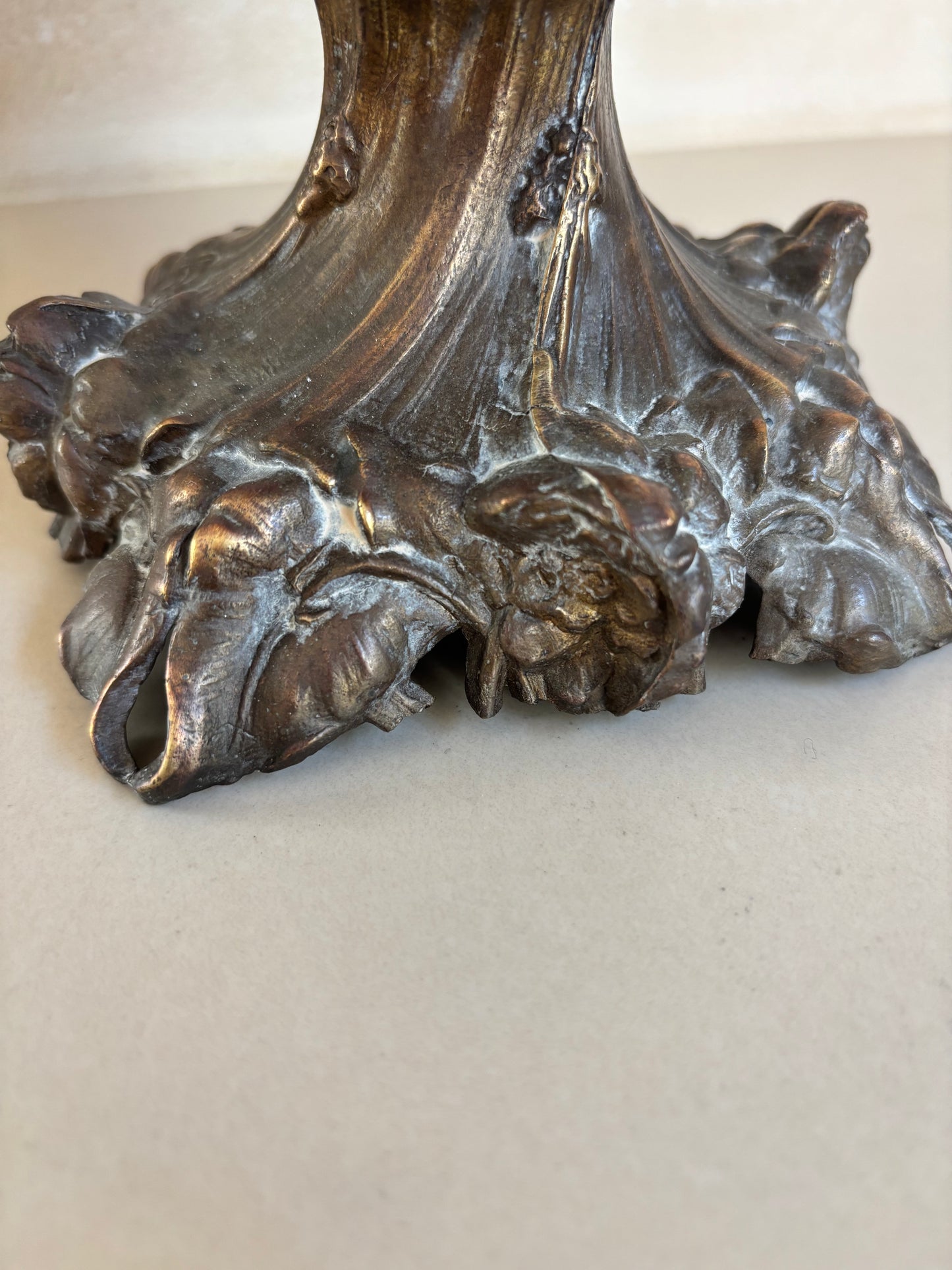 VIOLETERO JARRÓN MODERNISTA.