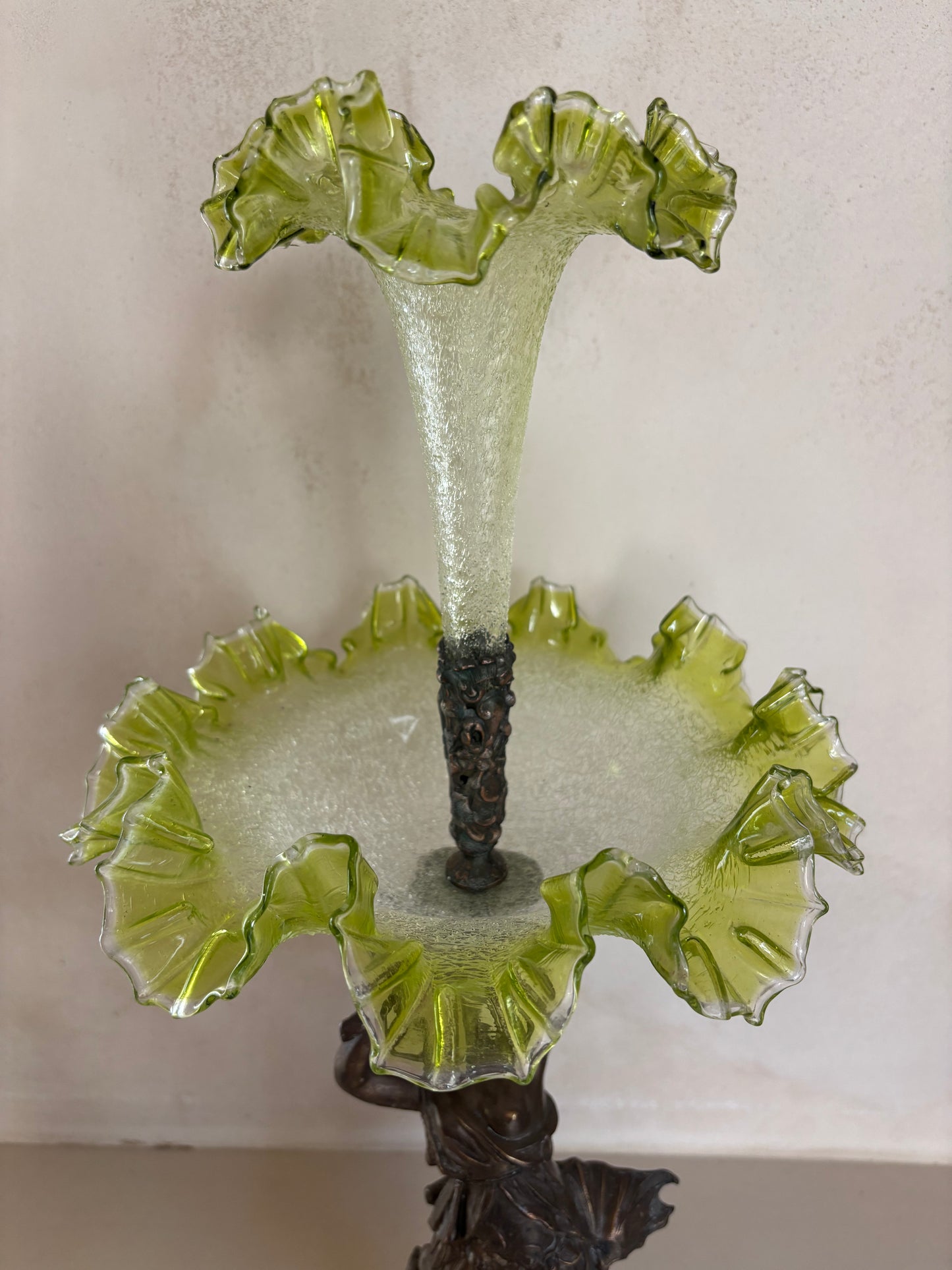 VIOLETERO JARRÓN MODERNISTA.