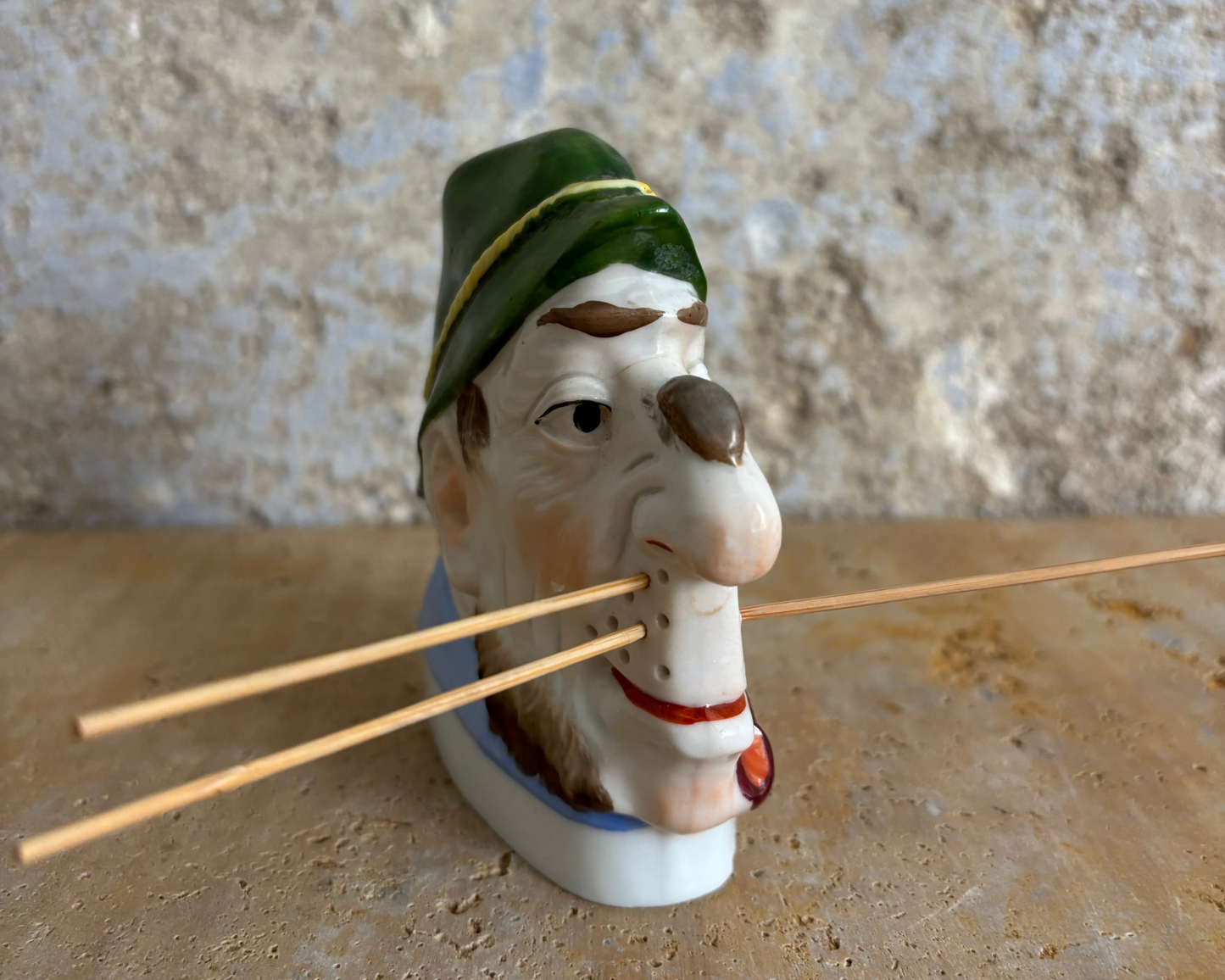 PALILLERO EN BISCUIT ALEMAN ANTIGUO.