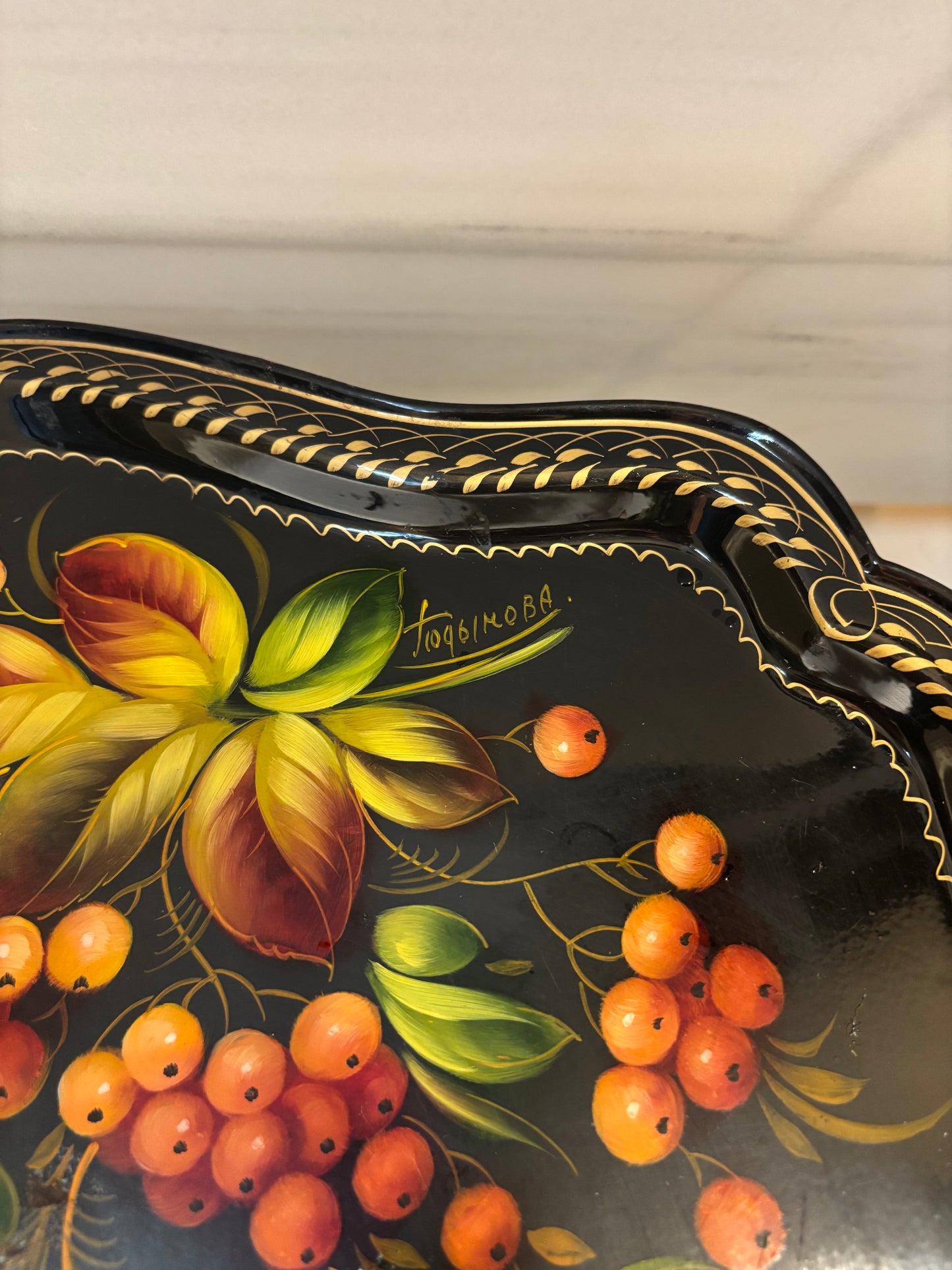 BANDEJA METAL PINTADA A MANO.