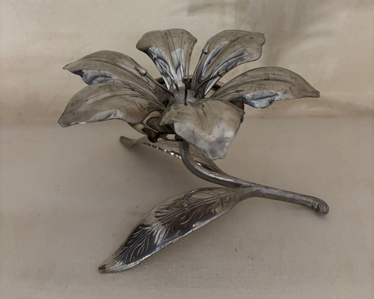 CENICERO VINTAGE "GJ" EN FORMA DE FLOR CON PÉTALOS GIRATORIOS.