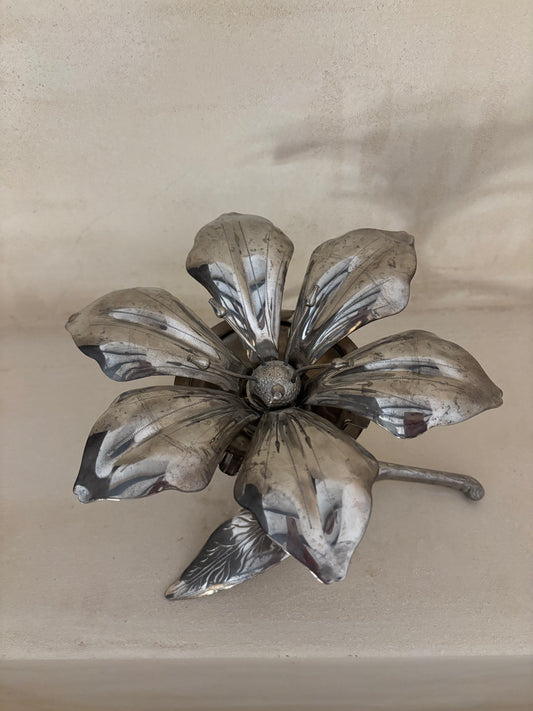 CENICERO VINTAGE "GJ" EN FORMA DE FLOR CON PÉTALOS GIRATORIOS.