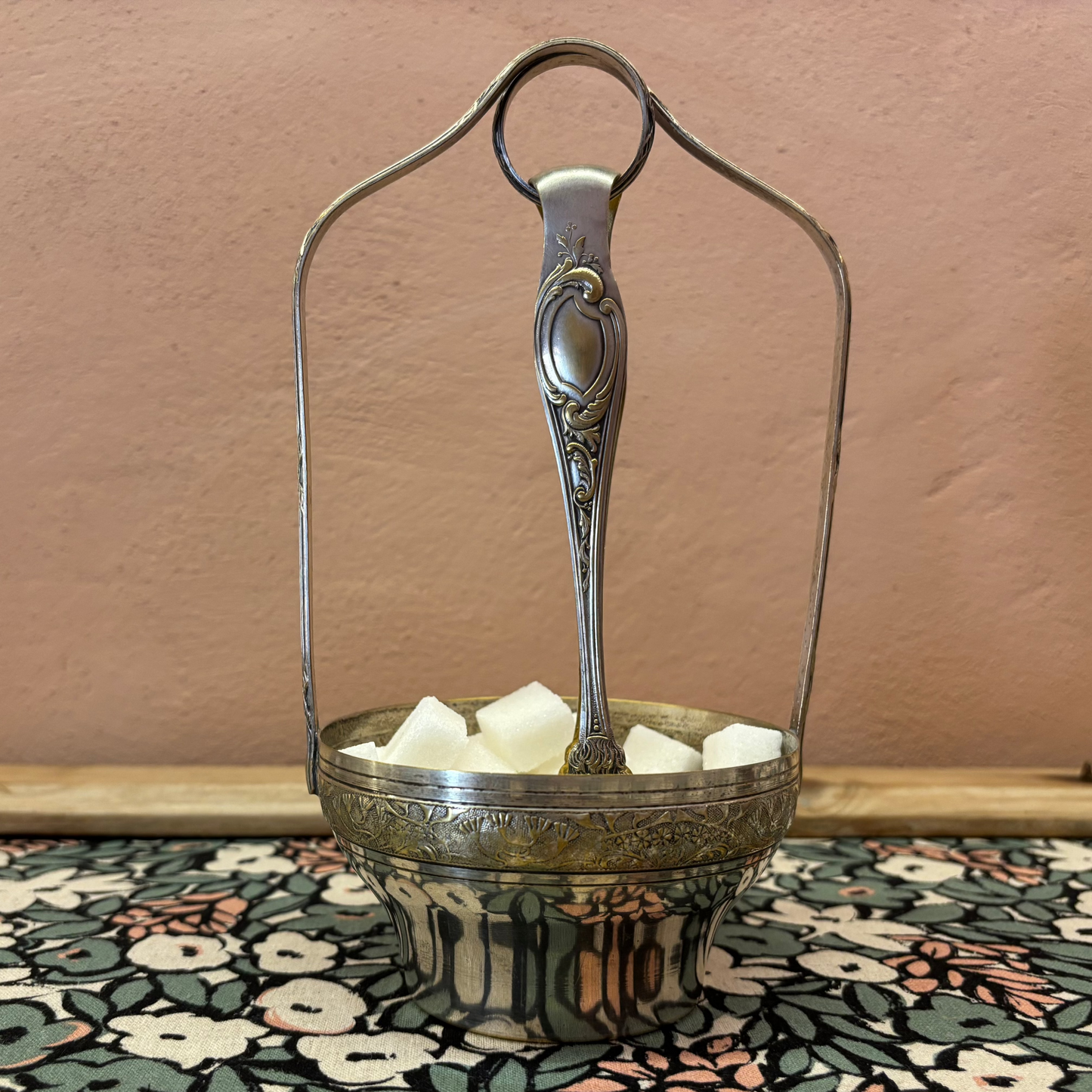 ANTIGUO AZUCARERO EN METAL PLATEADO CON PINZAS.