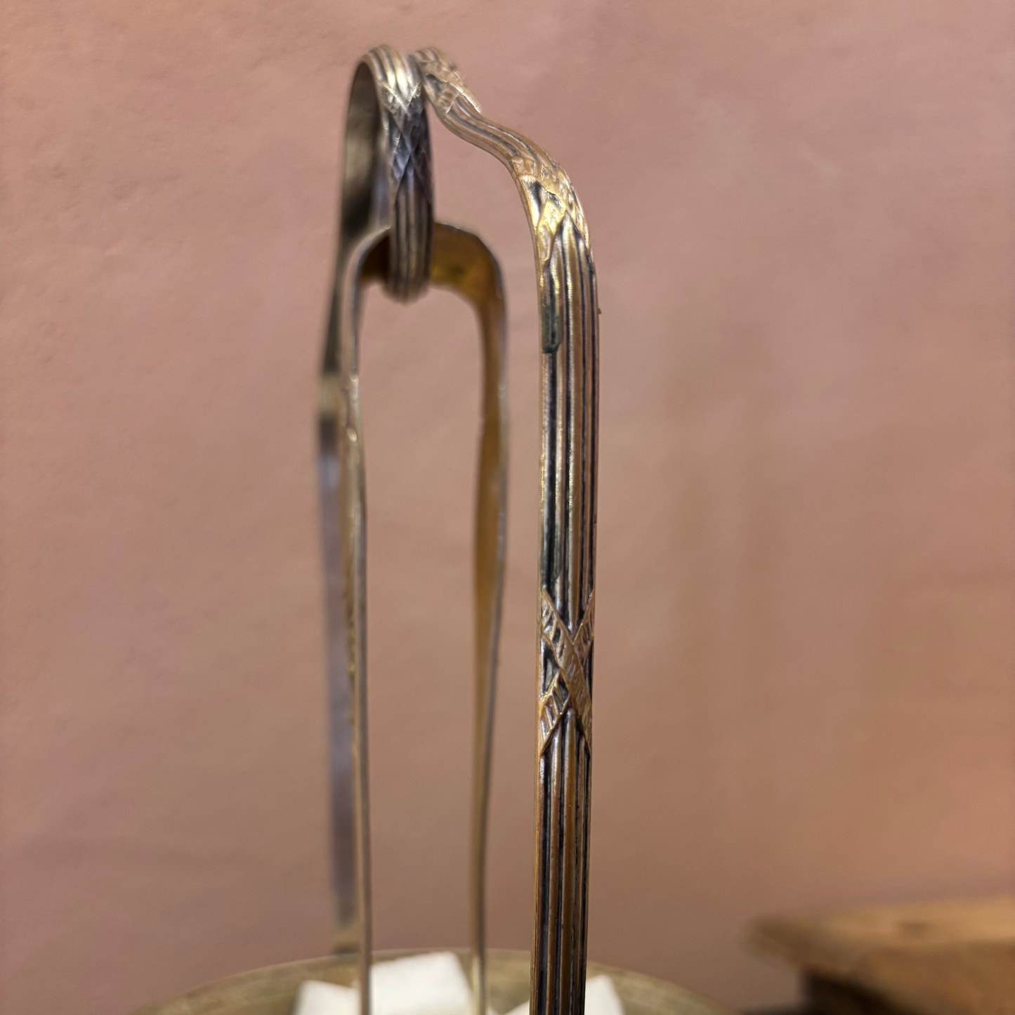 ANTIGUO AZUCARERO EN METAL PLATEADO CON PINZAS.