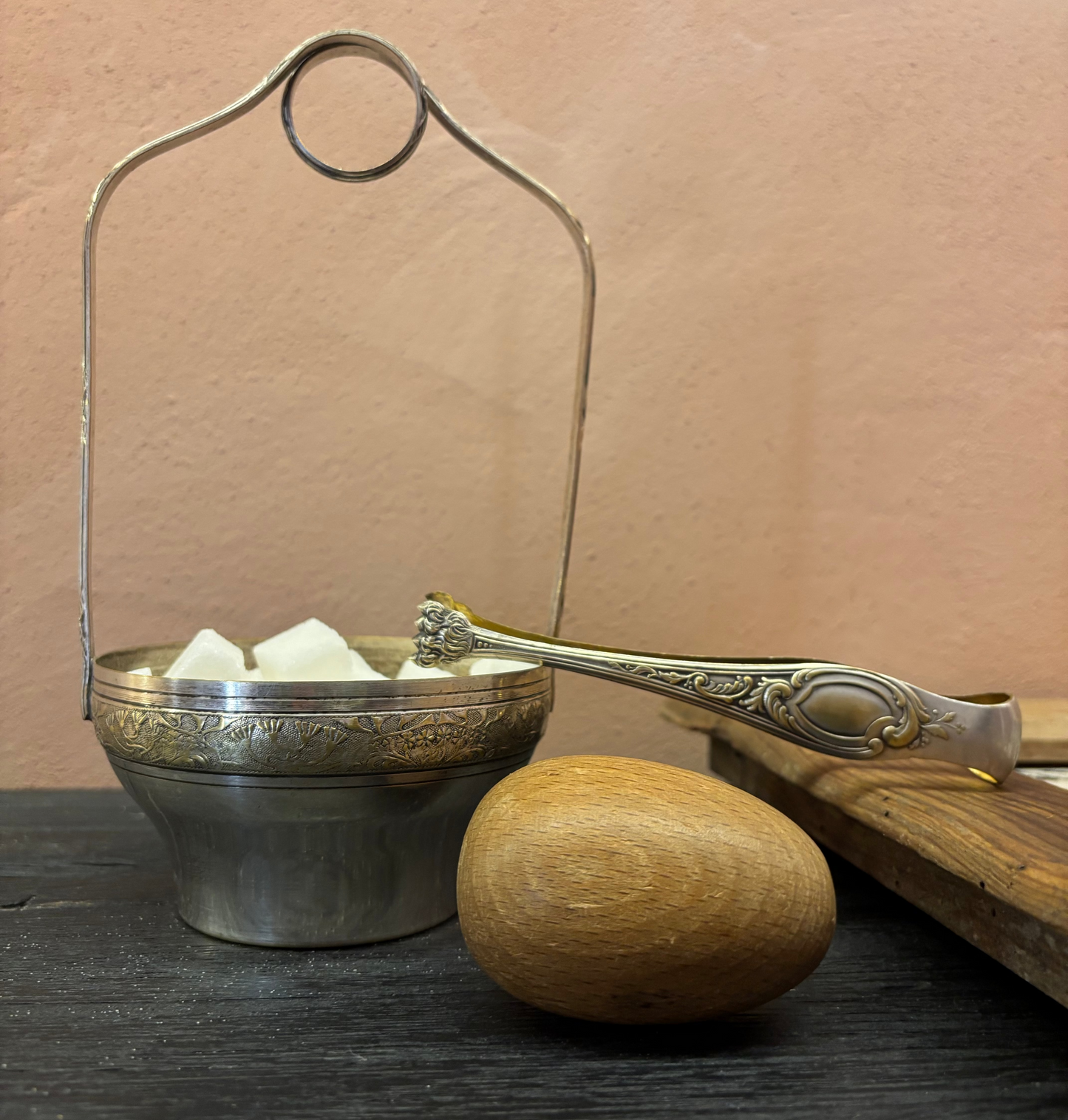 ANTIGUO AZUCARERO EN METAL PLATEADO CON PINZAS.