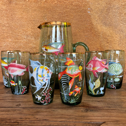 JARRA DE CRISTAL Y 6 VASOS CON MOTIVOS ACUÁTICOS.