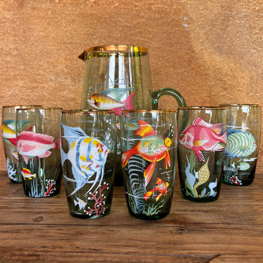 JARRA DE CRISTAL Y 6 VASOS CON MOTIVOS ACUÁTICOS.