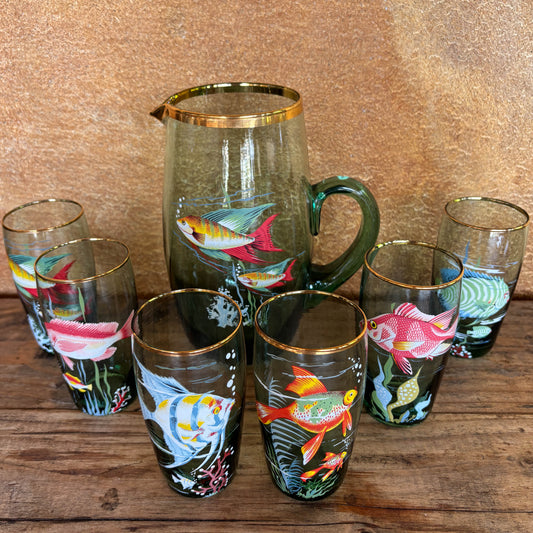 JARRA DE CRISTAL Y 6 VASOS CON MOTIVOS ACUÁTICOS.