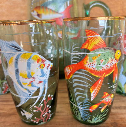 JARRA DE CRISTAL Y 6 VASOS CON MOTIVOS ACUÁTICOS.