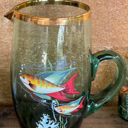 JARRA DE CRISTAL Y 6 VASOS CON MOTIVOS ACUÁTICOS.