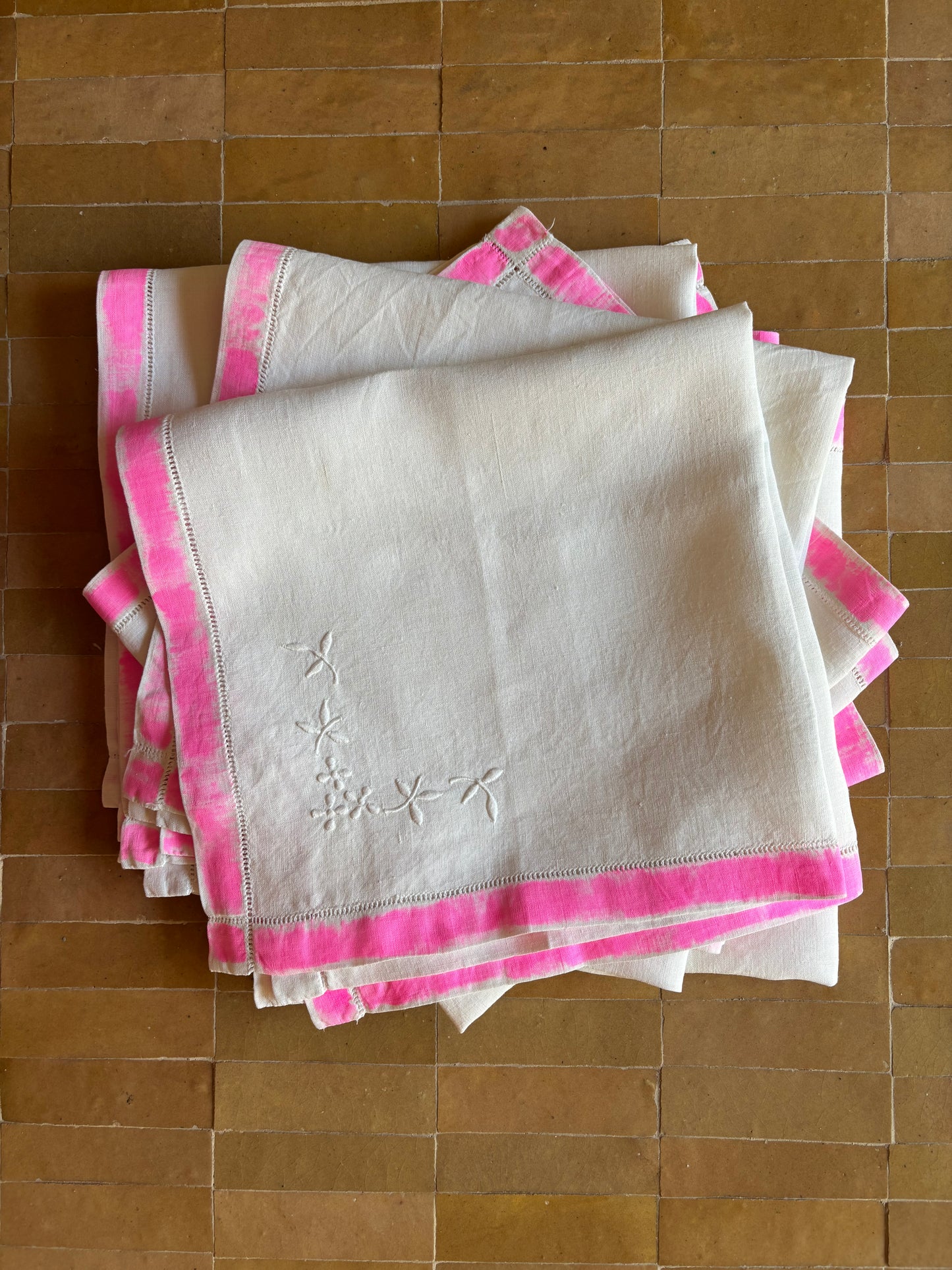 SERVILLETAS ANTIGUAS DE LINO BORDADAS.