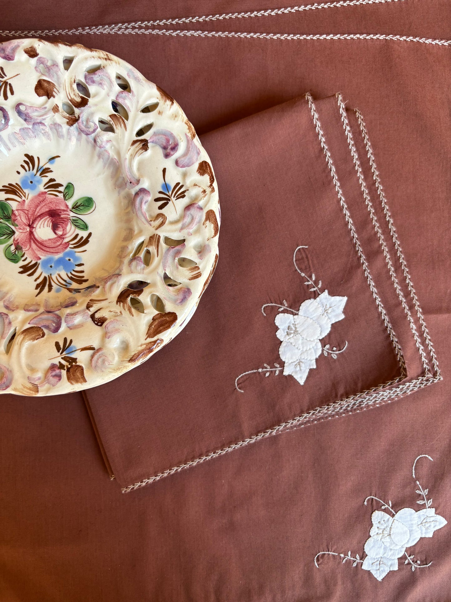 SERVILLETAS ANTIGUAS DE ALGODON BORDADAS A MANO