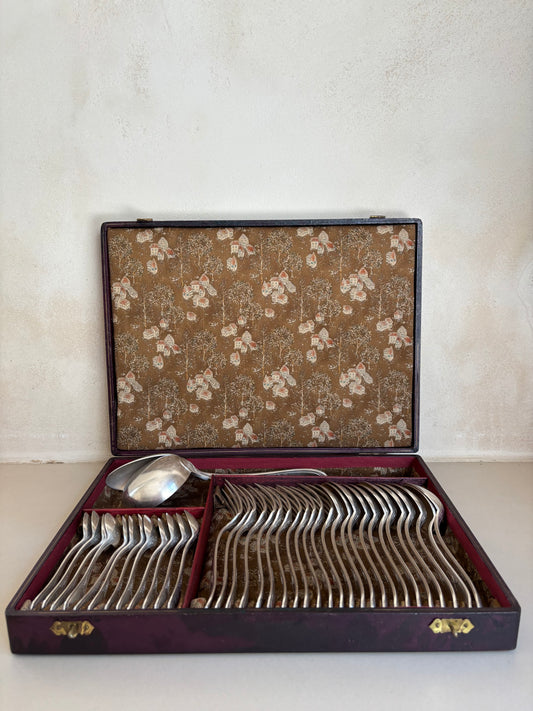 JUEGO DE CUBIERTOS EN PLATA SIGLO XIX.