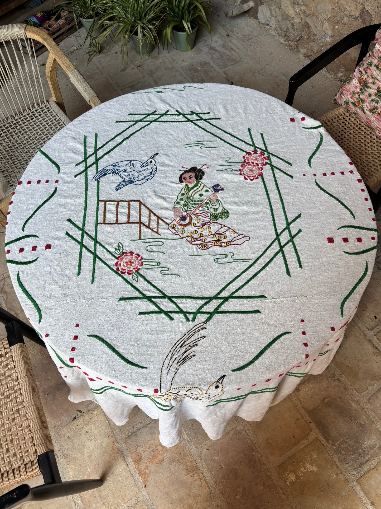 MANTEL LINO GRUESO ANTIGUO BORDADO A MANO.