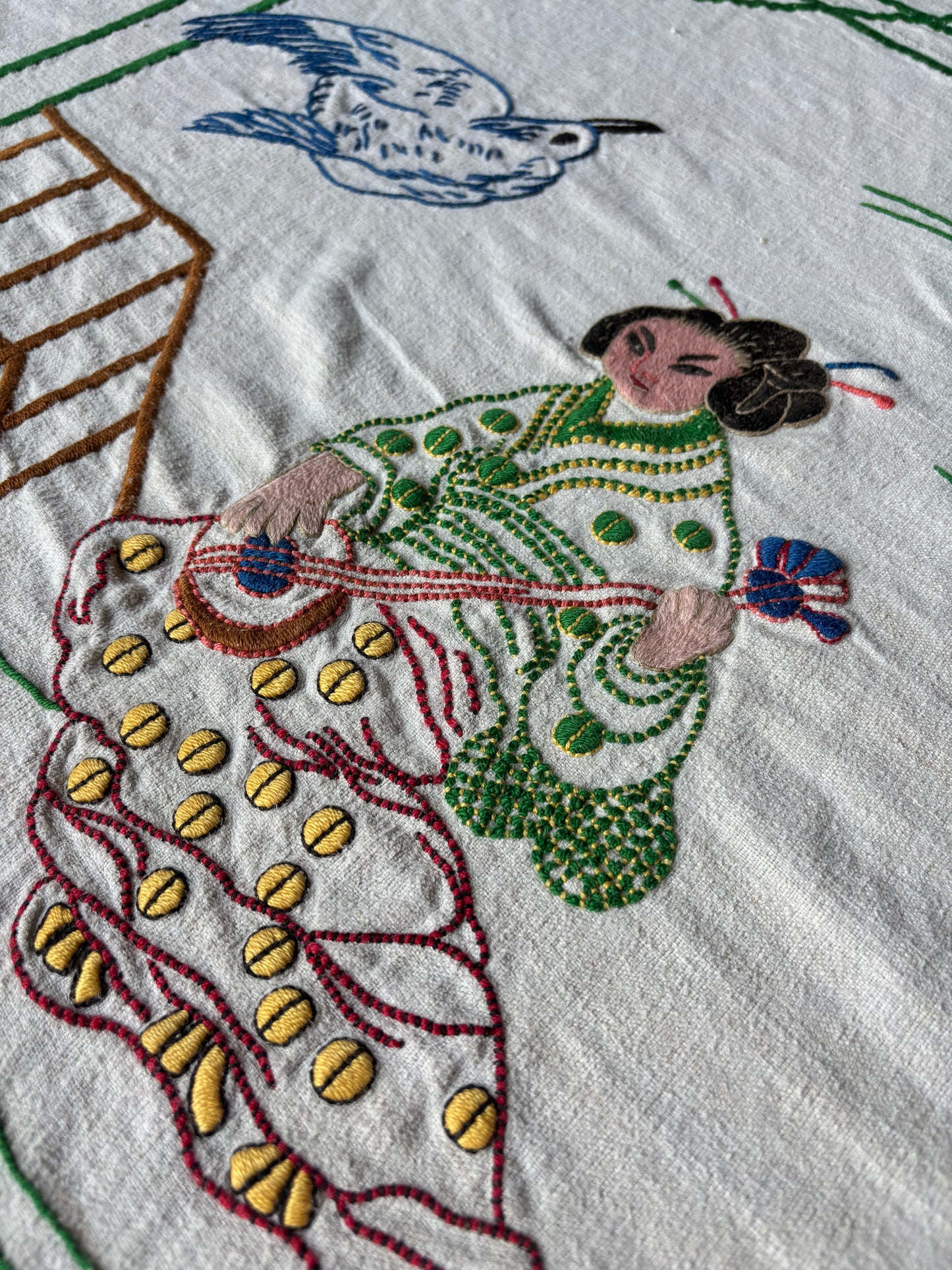 MANTEL LINO GRUESO ANTIGUO BORDADO A MANO.