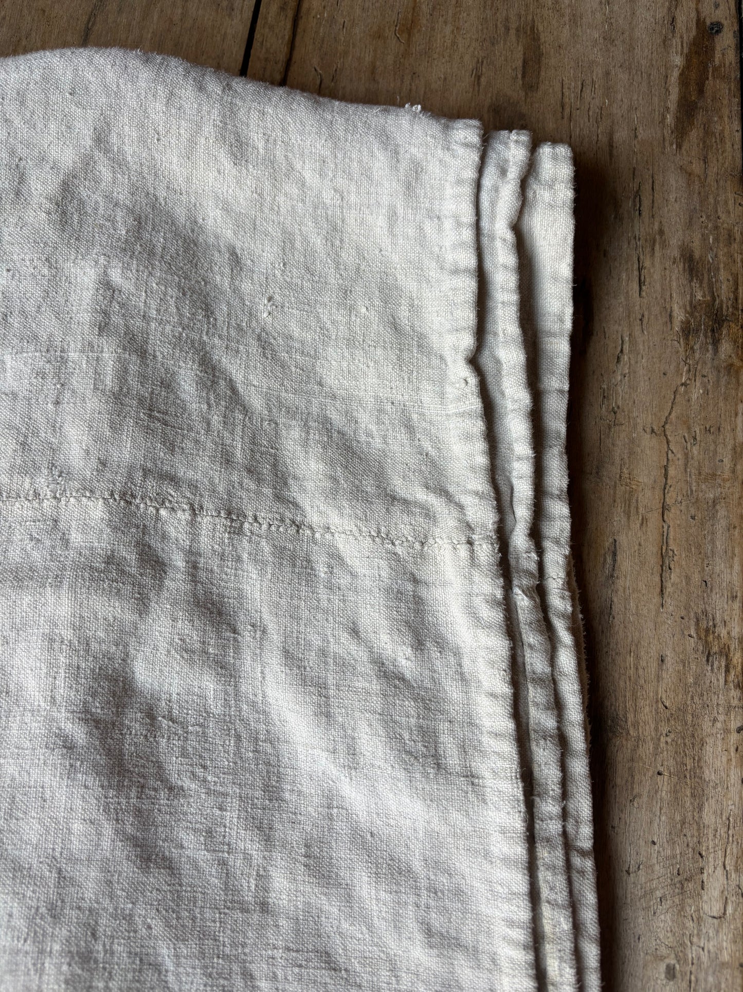 MANTEL LINO GRUESO ANTIGUO BORDADO A MANO.