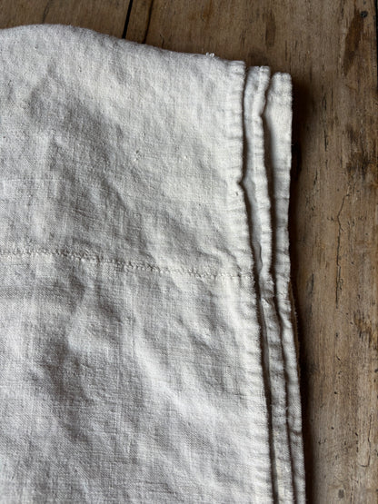 MANTEL LINO GRUESO ANTIGUO BORDADO A MANO.