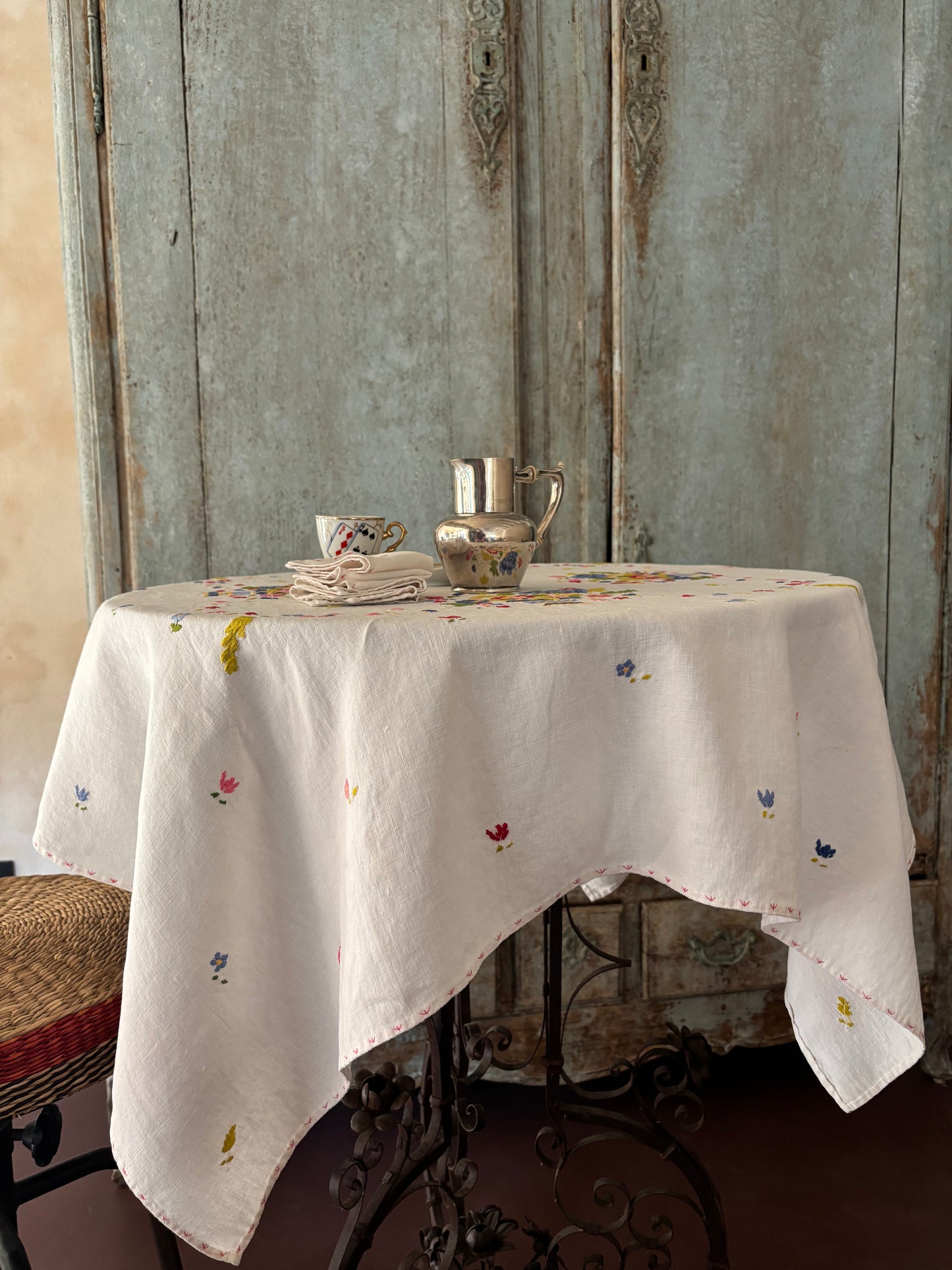 MANTEL LINO  ANTIGUO BORDADO A MANO.