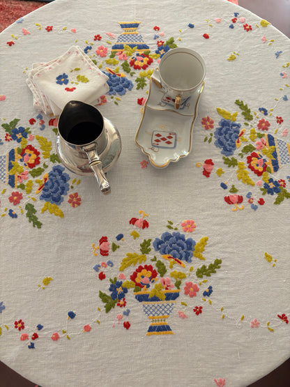 MANTEL LINO  ANTIGUO BORDADO A MANO.