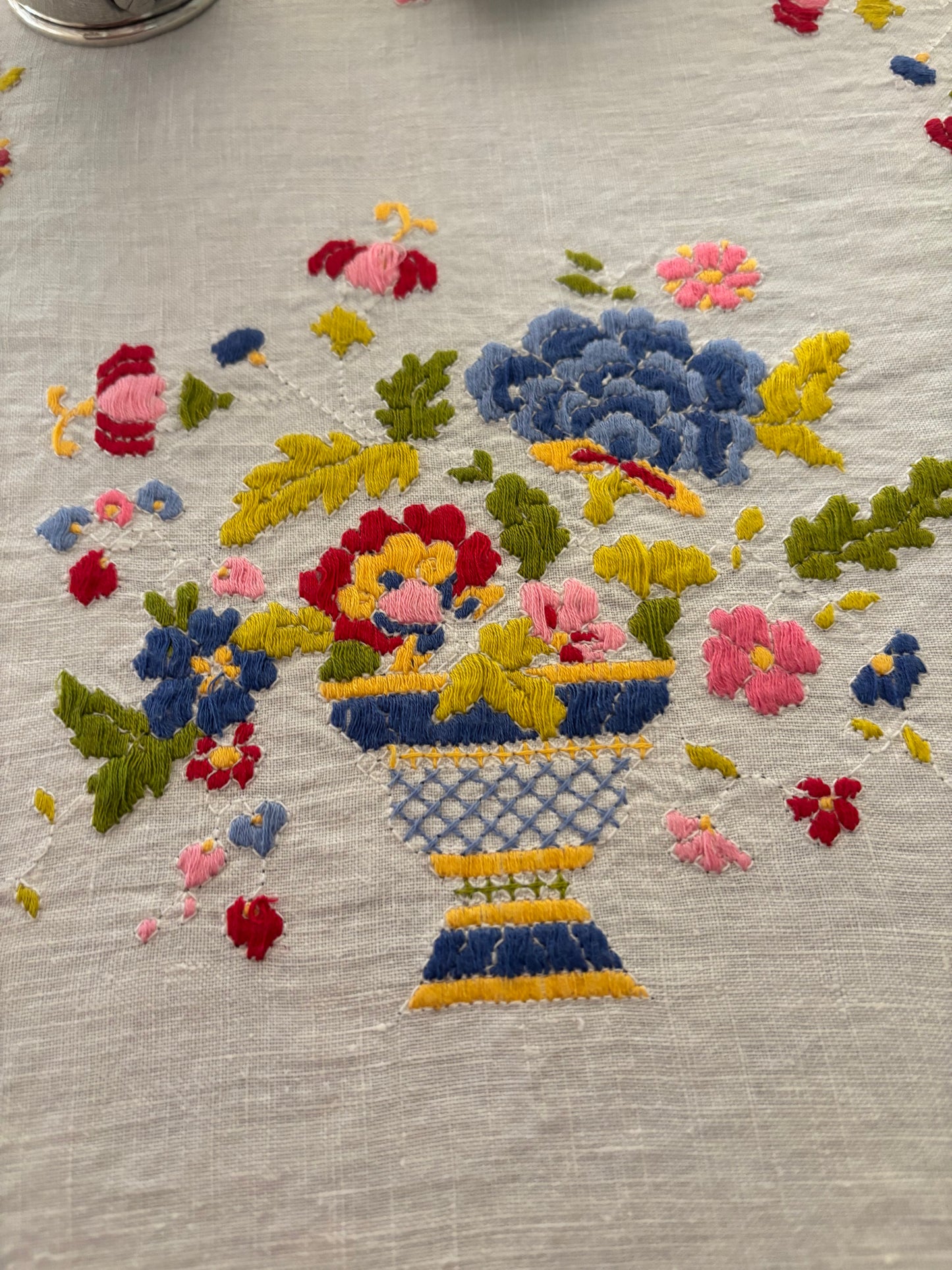 MANTEL LINO  ANTIGUO BORDADO A MANO.