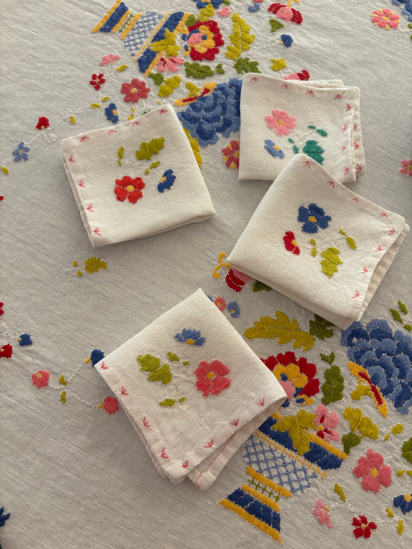 MANTEL LINO  ANTIGUO BORDADO A MANO.