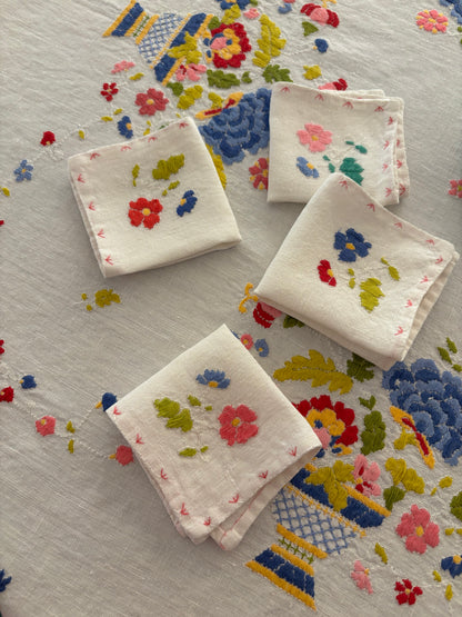 MANTEL LINO  ANTIGUO BORDADO A MANO.